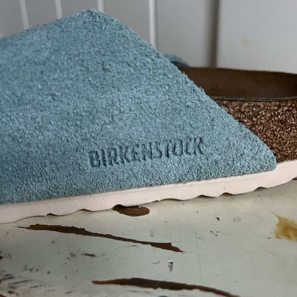 Baby blue suede Arizona soft bed Birkenstocks. Worn twice, excellent condition🩴
